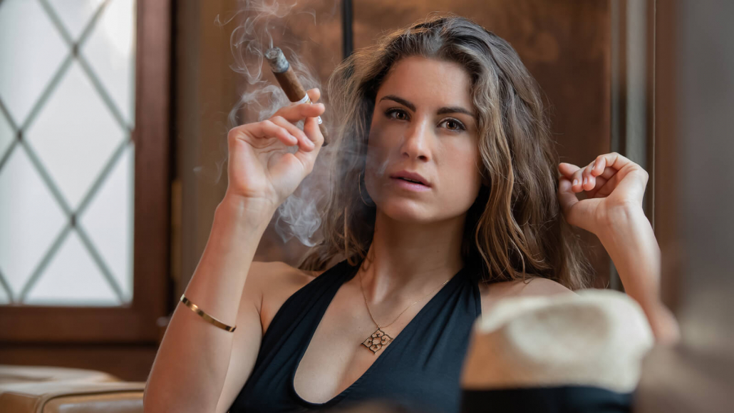 woman fumando charutos